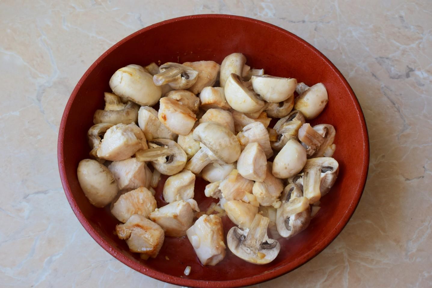 Шаг 5 приготовления Подлива из куриных грудок с мукой и грибами