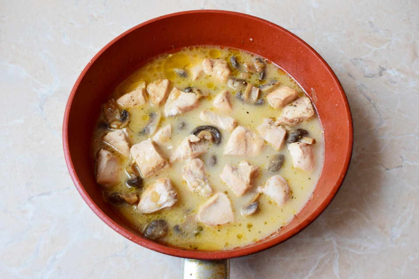 Шаг 7 приготовления Подлива из куриных грудок с мукой и грибами
