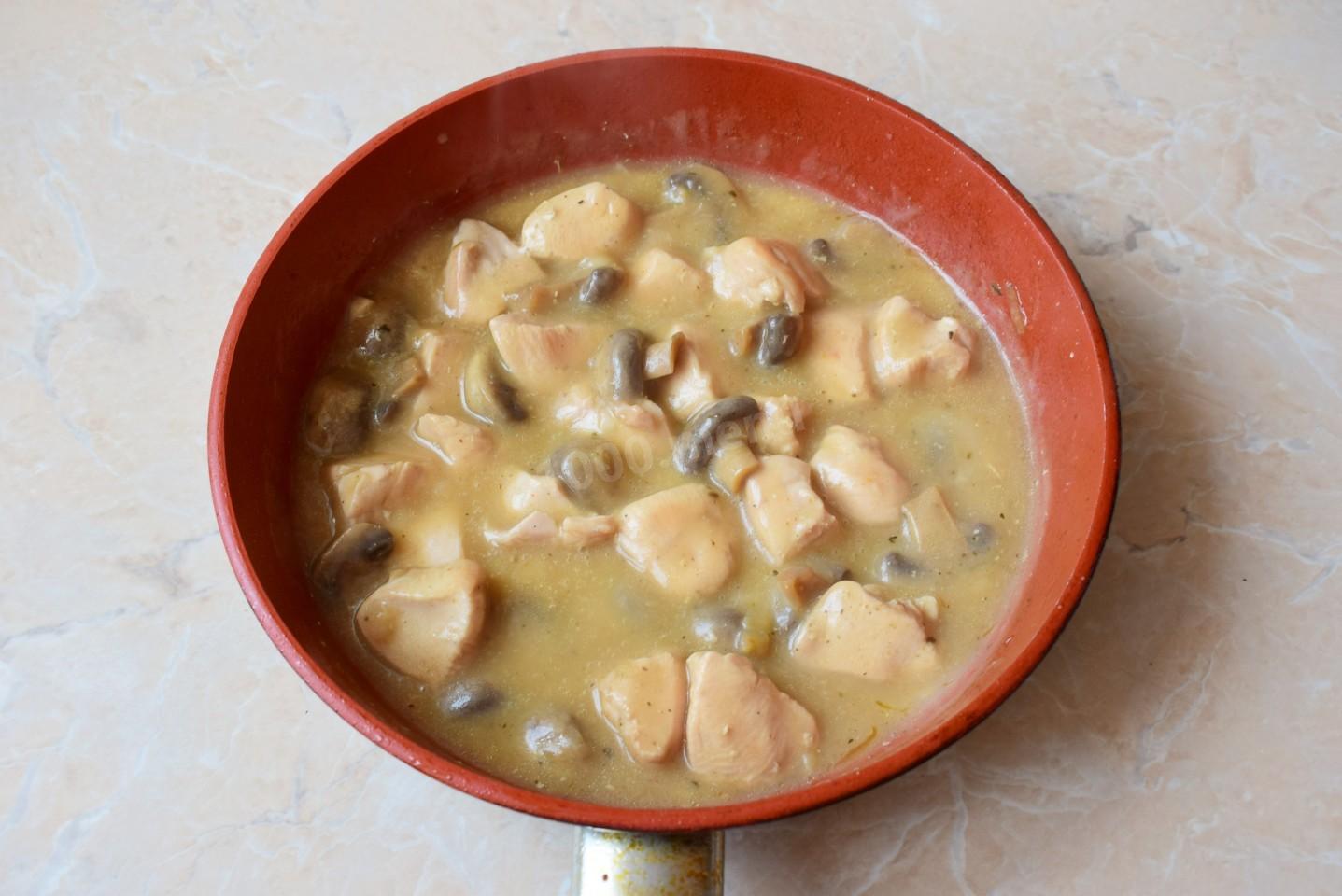 Шаг 8 приготовления Подлива из куриных грудок с мукой и грибами