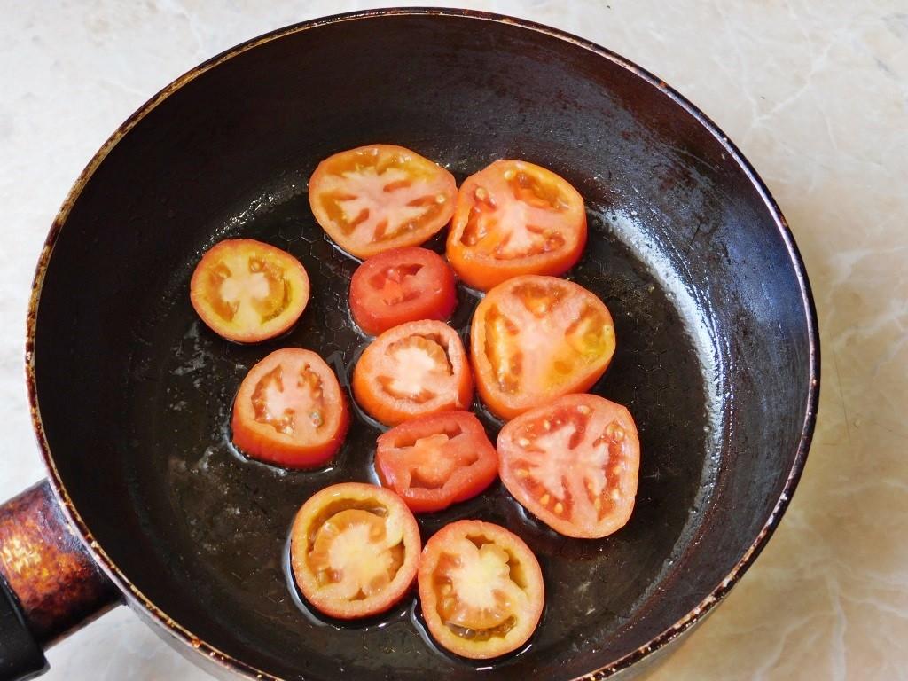 Шаг 2 приготовления Яичница с помидорами и сыром