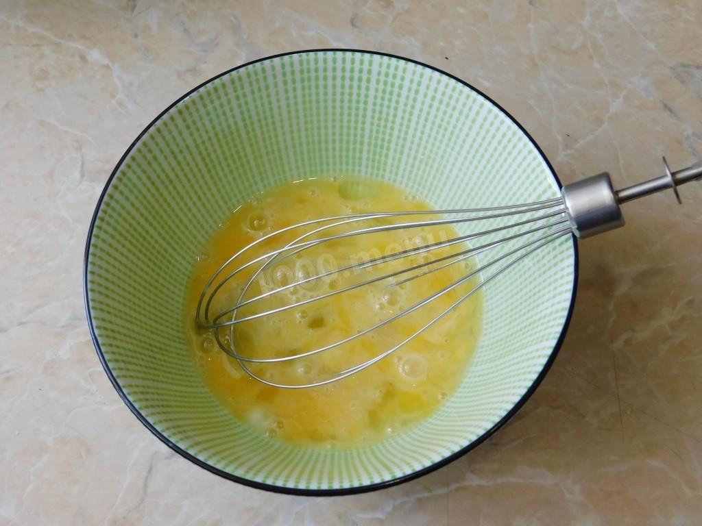 Шаг 3 приготовления Яичница с помидорами и сыром
