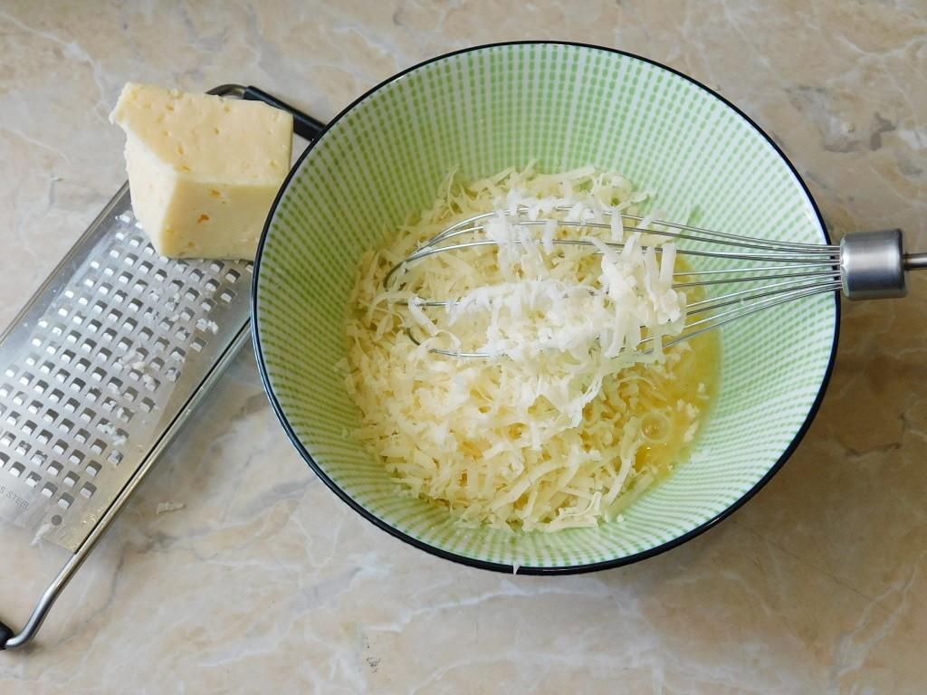 Шаг 4 приготовления Яичница с помидорами и сыром