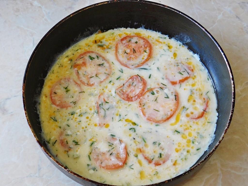 Шаг 6 приготовления Яичница с помидорами и сыром