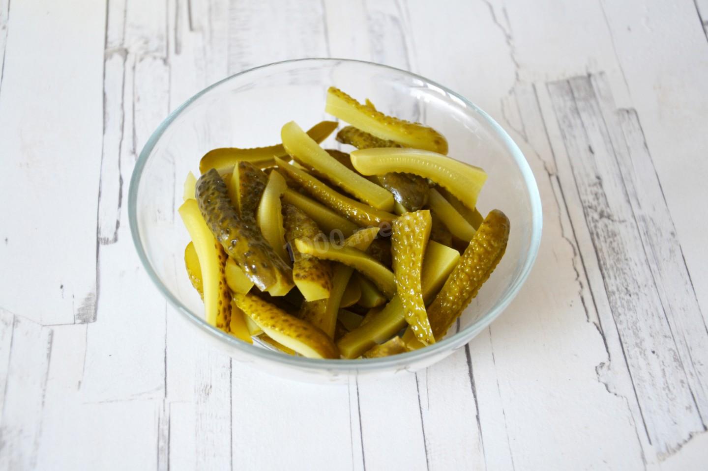 Шаг 3 приготовления Азу из курицы с солеными огурцами