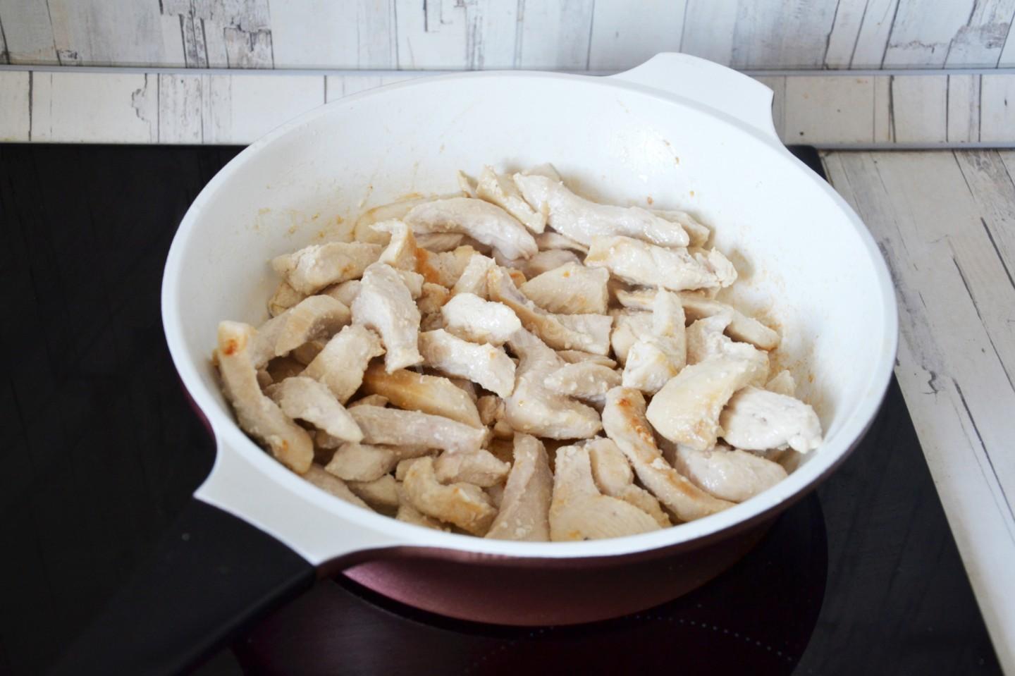 Шаг 5 приготовления Азу из курицы с солеными огурцами
