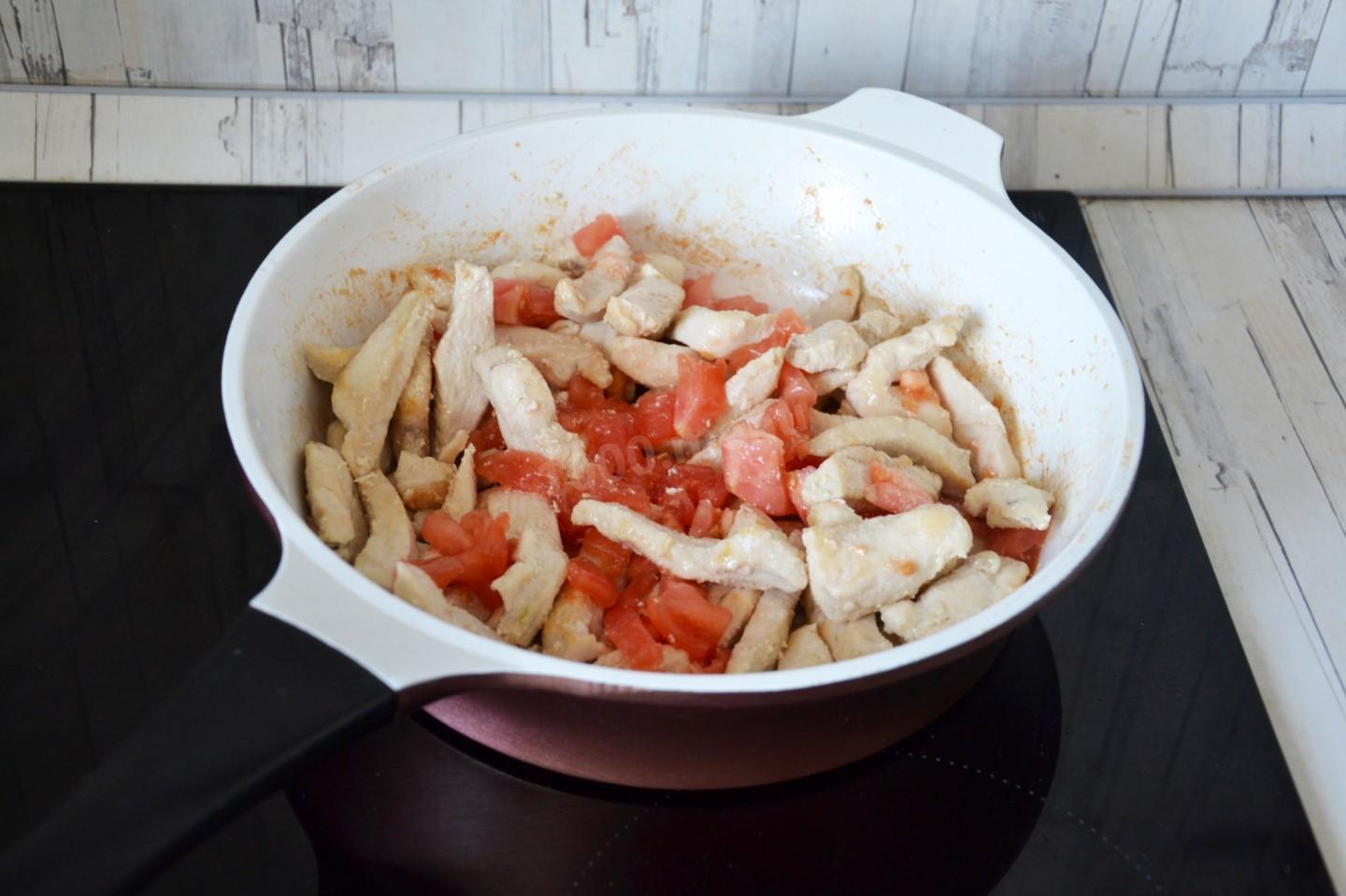 Шаг 6 приготовления Азу из курицы с солеными огурцами