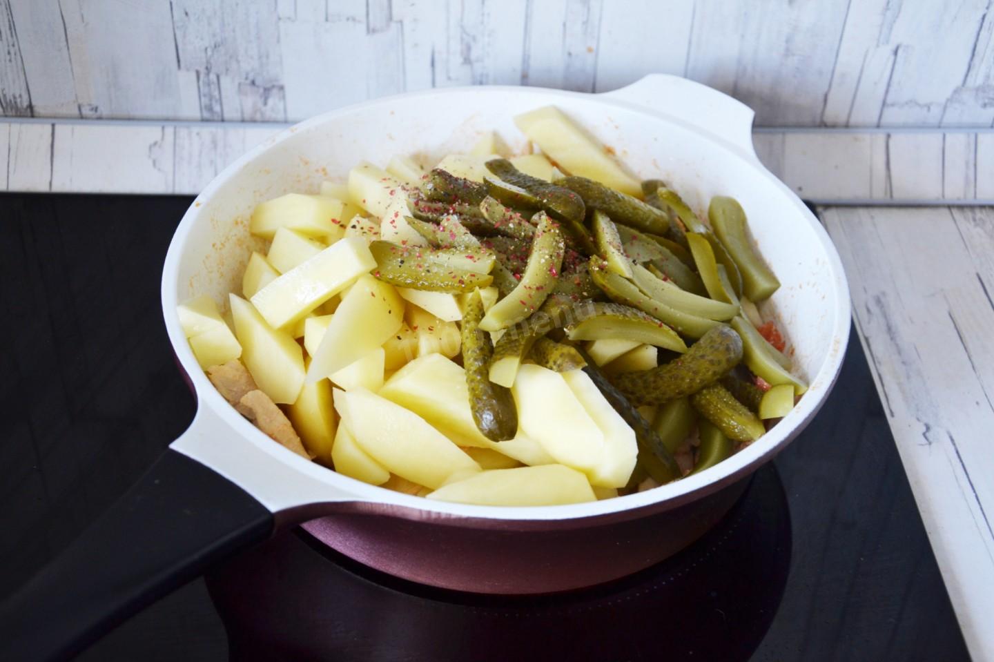 Шаг 7 приготовления Азу из курицы с солеными огурцами