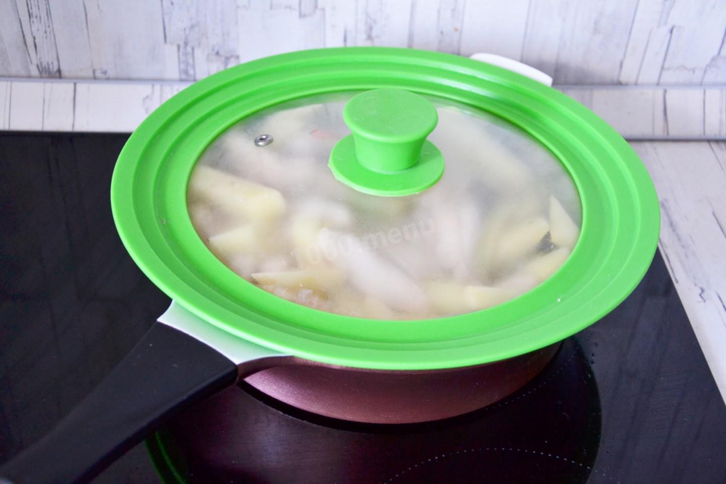 Шаг 9 приготовления Азу из курицы с солеными огурцами