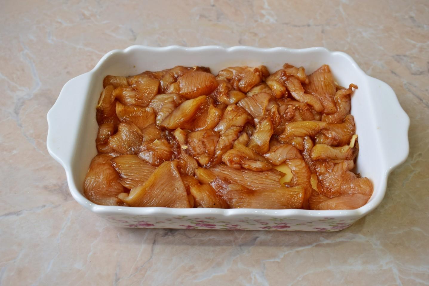 Шаг 4 приготовления Куриное филе с картошкой и помидорами в духовке