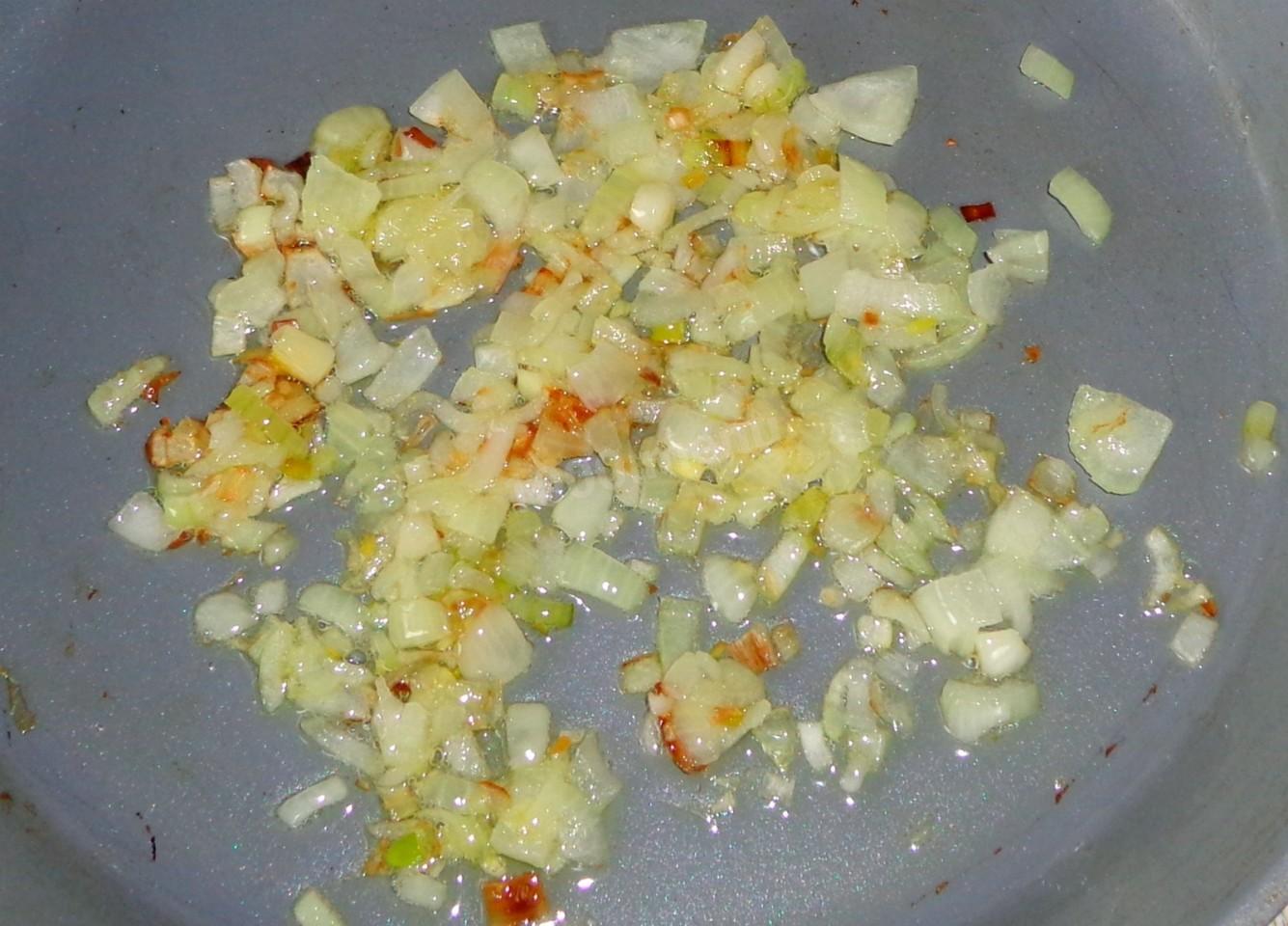 Шаг 3 приготовления Зразы мясные с яйцом и луком на сковороде