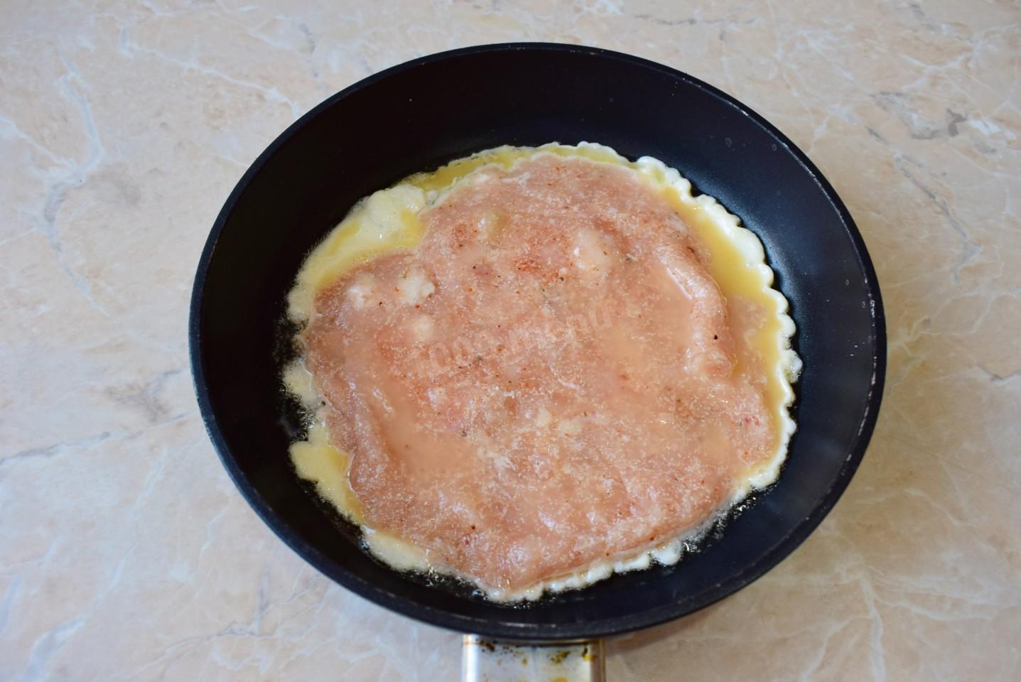 Шаг 7 приготовления Бризоль из курицы на сковороде