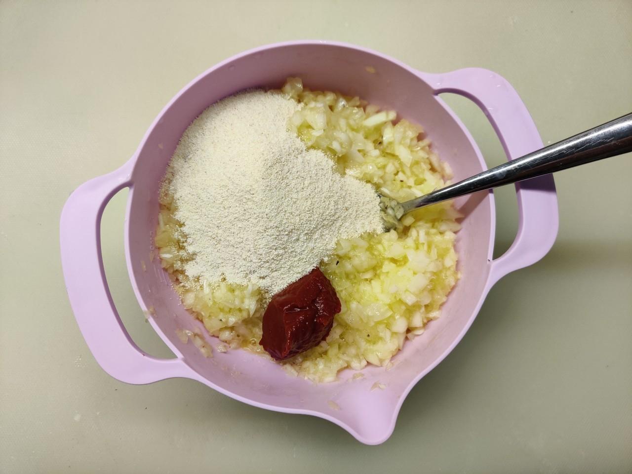 Шаг 4 приготовления Луковые котлеты с манкой