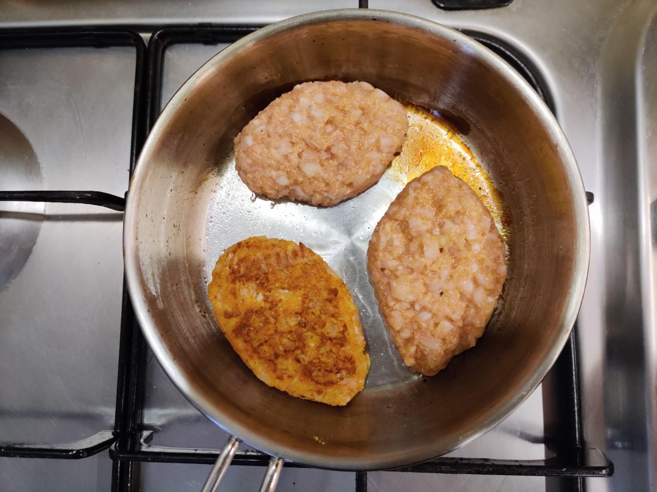 Шаг 6 приготовления Луковые котлеты с манкой