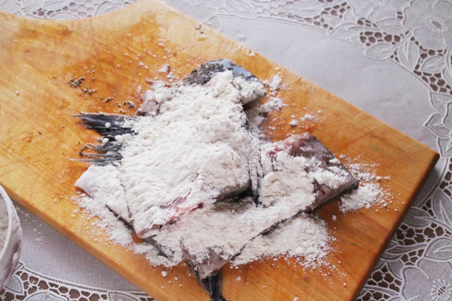Шаг 7 приготовления Жареный карась на сковороде в муке