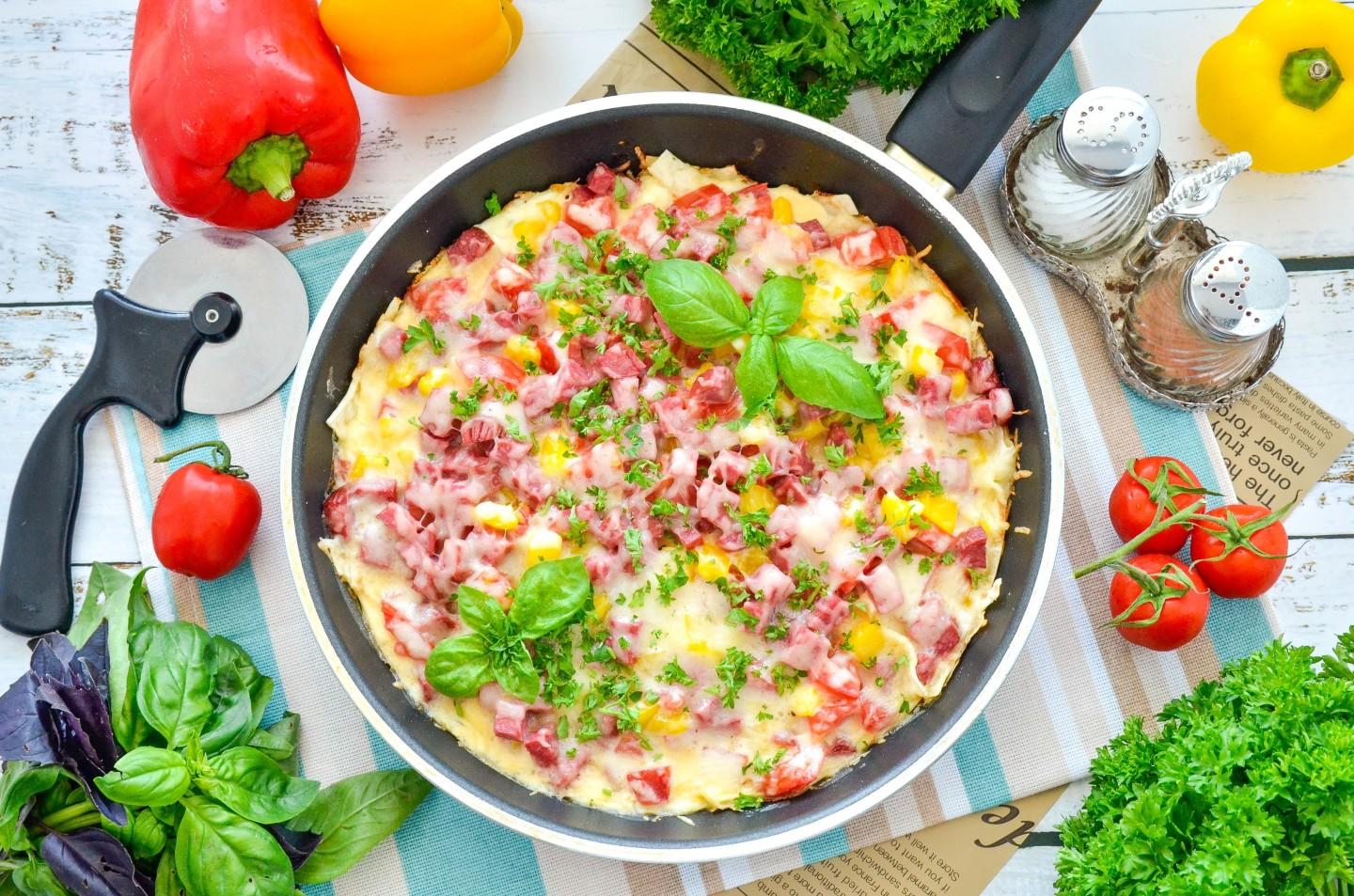 Шаг 12 приготовления Пицца из лаваша с колбасой и сыром на сковороде