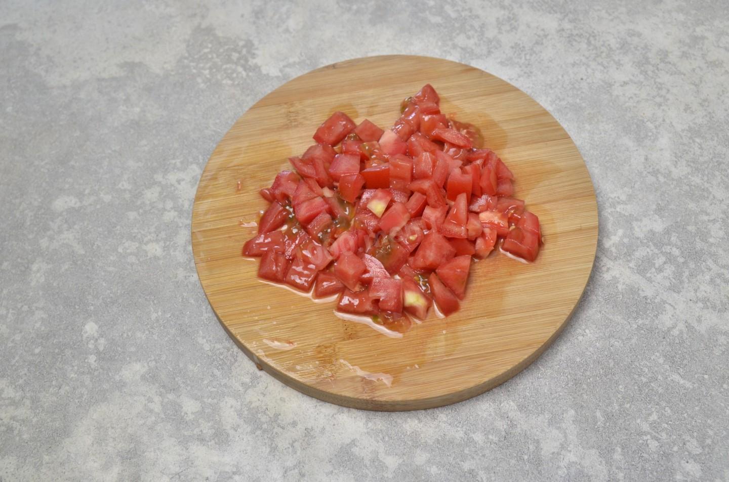 Шаг 2 приготовления Пицца из лаваша с колбасой и сыром на сковороде