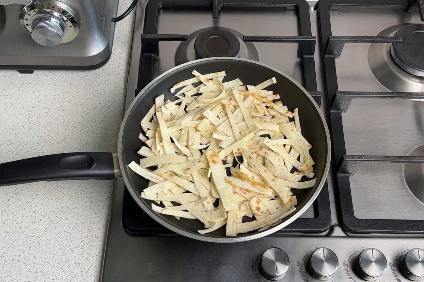 Шаг 8 приготовления Пицца из лаваша с колбасой и сыром на сковороде