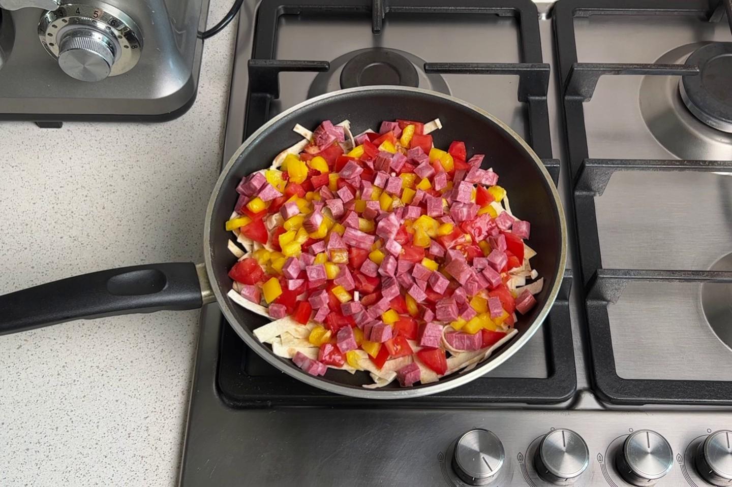 Шаг 9 приготовления Пицца из лаваша с колбасой и сыром на сковороде