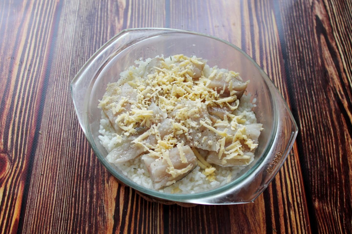 Шаг 8 приготовления Минтай с рисом