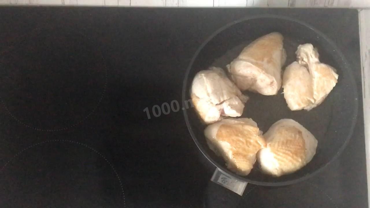 Шаг 6 приготовления Курица тушеная в сметане