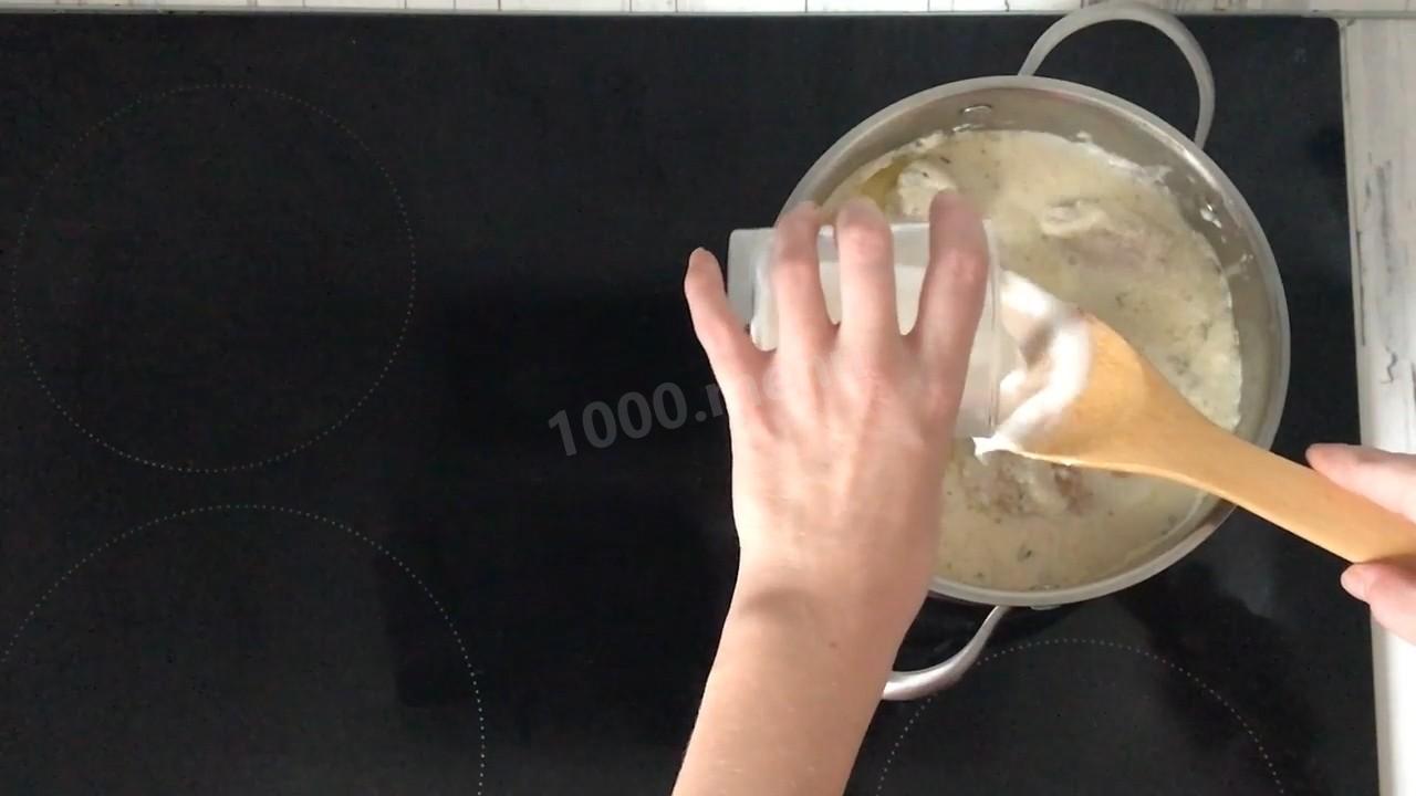Шаг 8 приготовления Курица тушеная в сметане