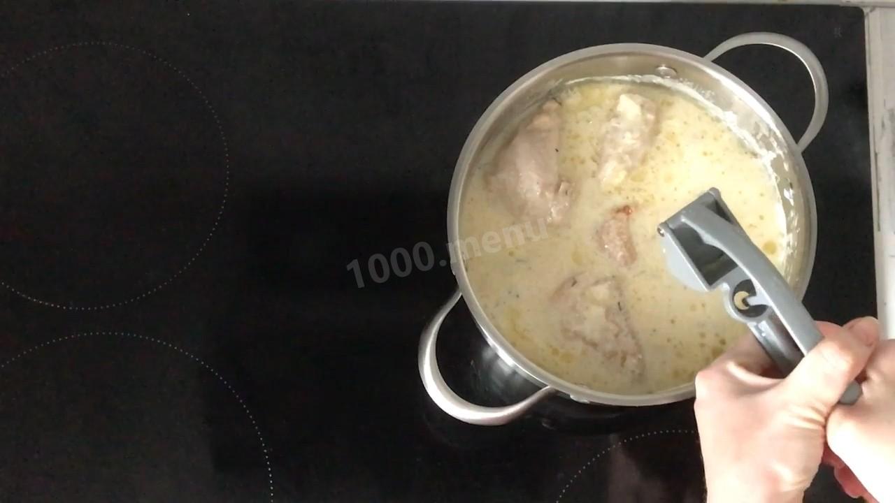 Шаг 9 приготовления Курица тушеная в сметане