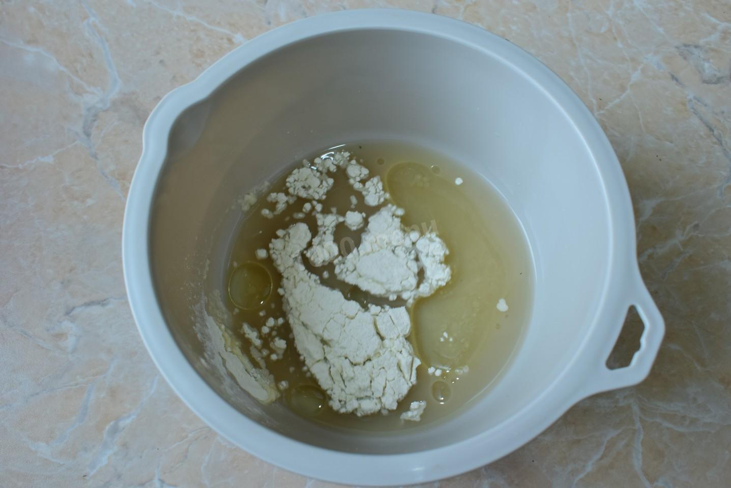 Шаг 3 приготовления Пицца с грибами помидорами и сыром