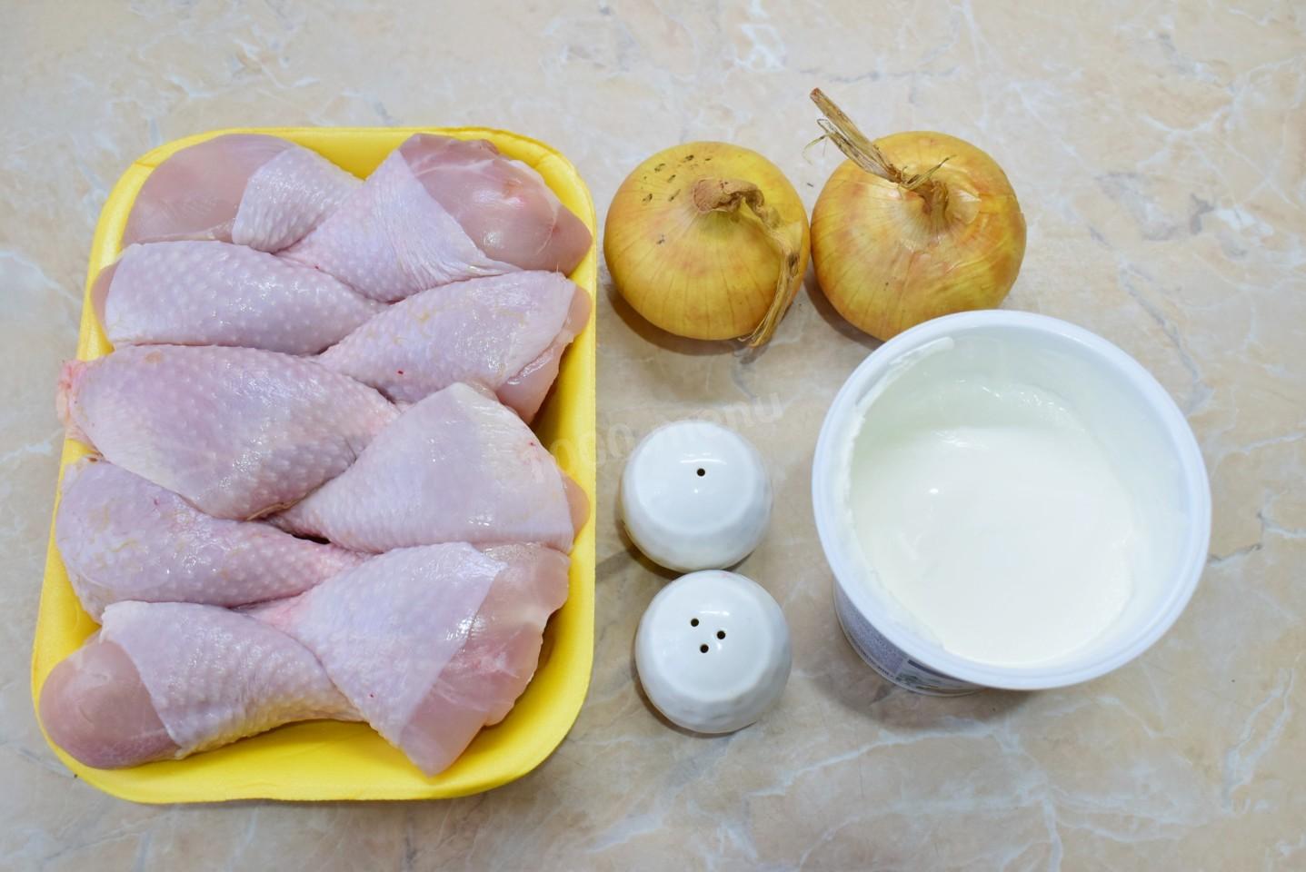 Шаг 1 приготовления Курица с луком в духовке