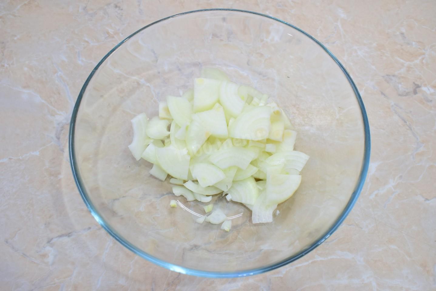 Шаг 2 приготовления Курица с луком в духовке