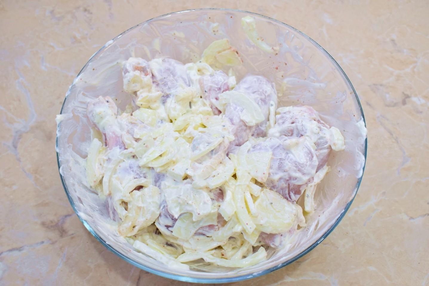 Шаг 4 приготовления Курица с луком в духовке