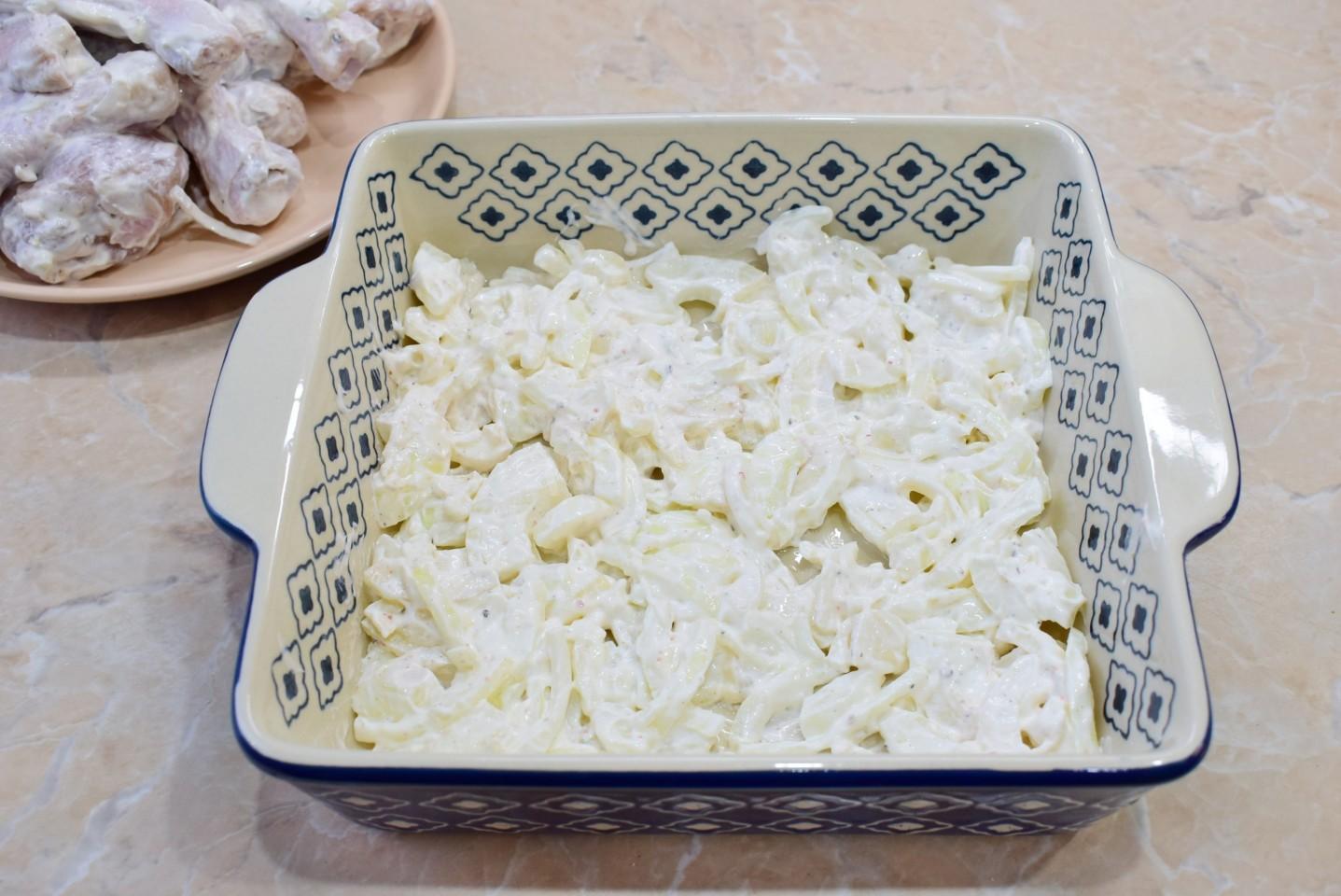 Шаг 5 приготовления Курица с луком в духовке