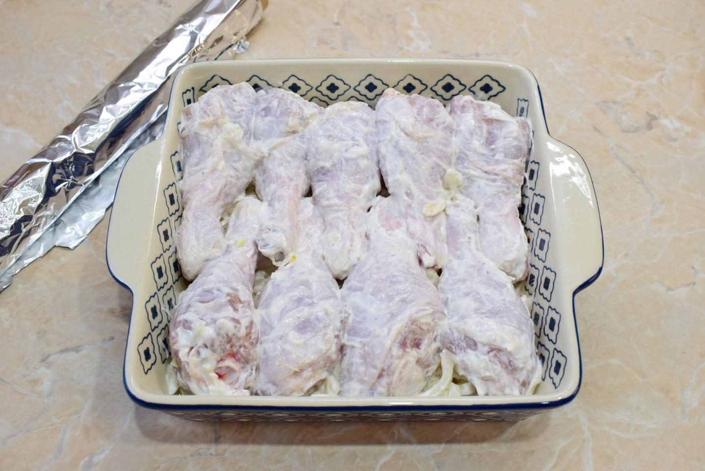 Шаг 6 приготовления Курица с луком в духовке