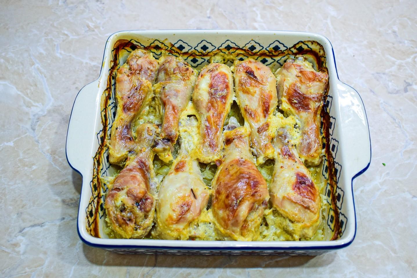 Шаг 7 приготовления Курица с луком в духовке