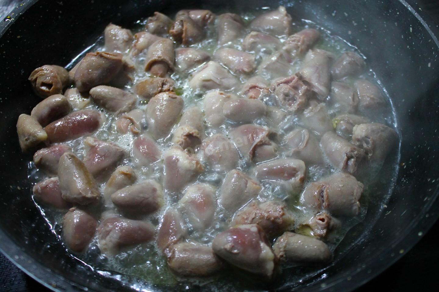 Шаг 7 приготовления Жареные куриные сердечки с луком на сковороде