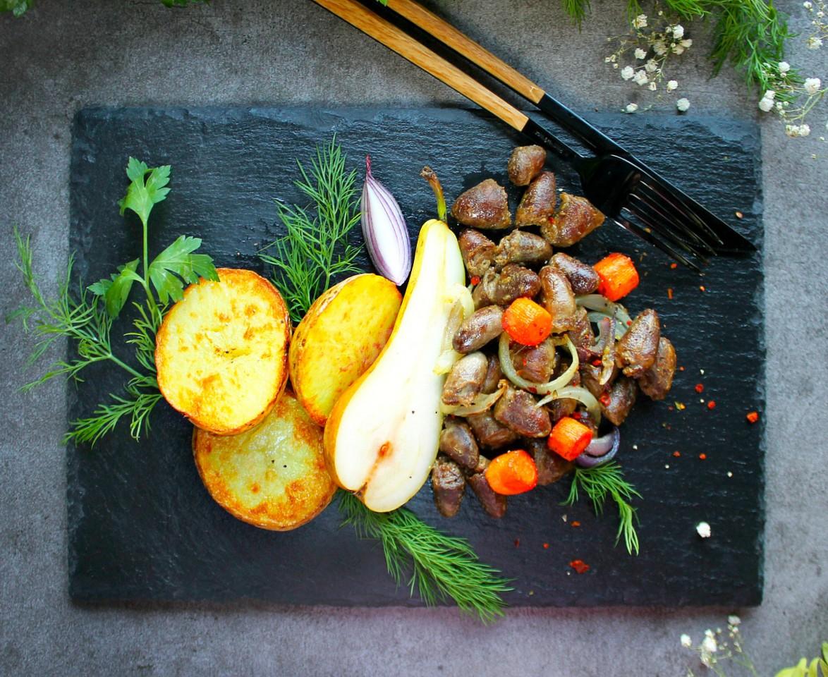 Обложка рецепта Жареные куриные сердечки с луком на сковороде
