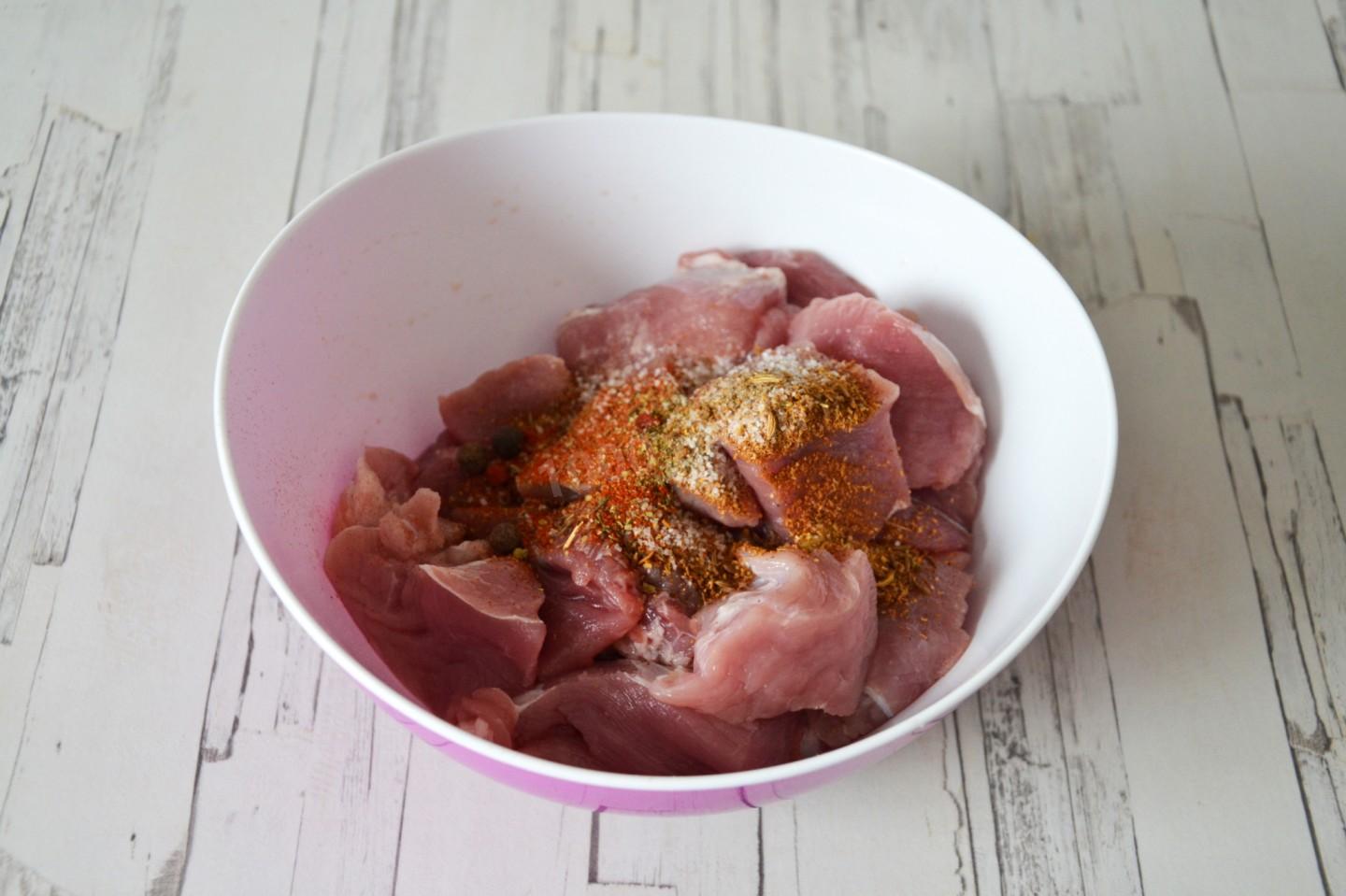 Шаг 4 приготовления Мясо кусочками в духовке