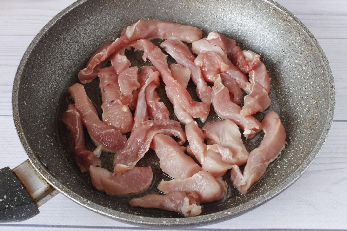 Шаг 4 приготовления Мясо свинина с луком и помидорами на сковороде