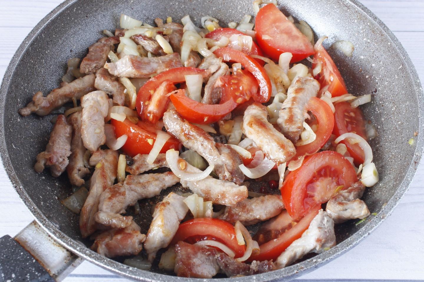 Шаг 8 приготовления Мясо свинина с луком и помидорами на сковороде