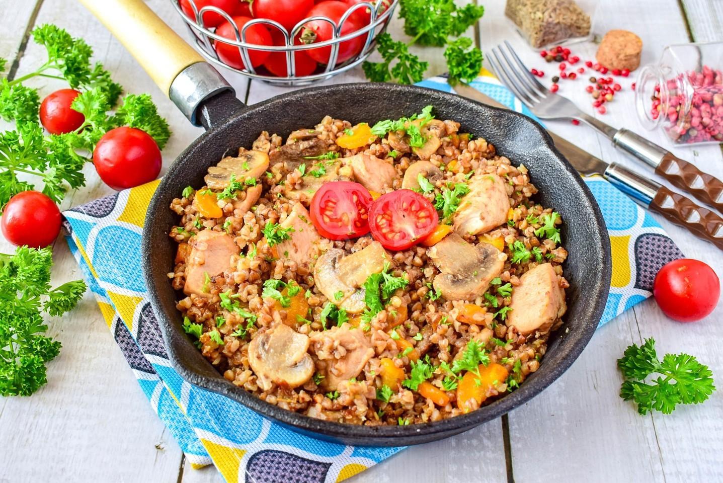 Обложка рецепта Гречка с курицей и грибами на сковороде