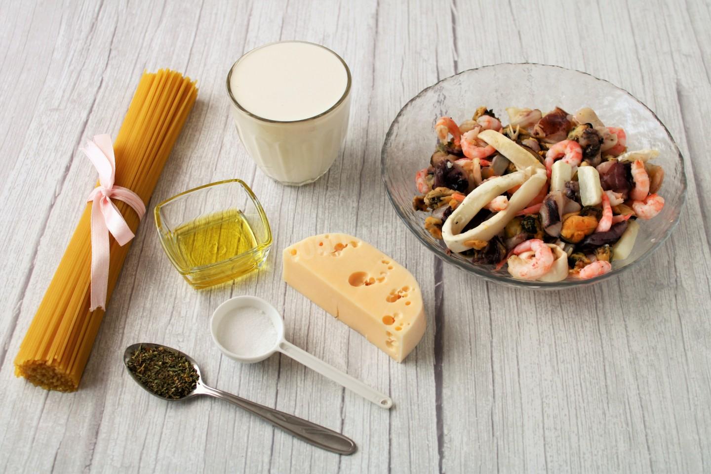 Шаг 1 приготовления Спагетти с морепродуктами в сливочном соусе