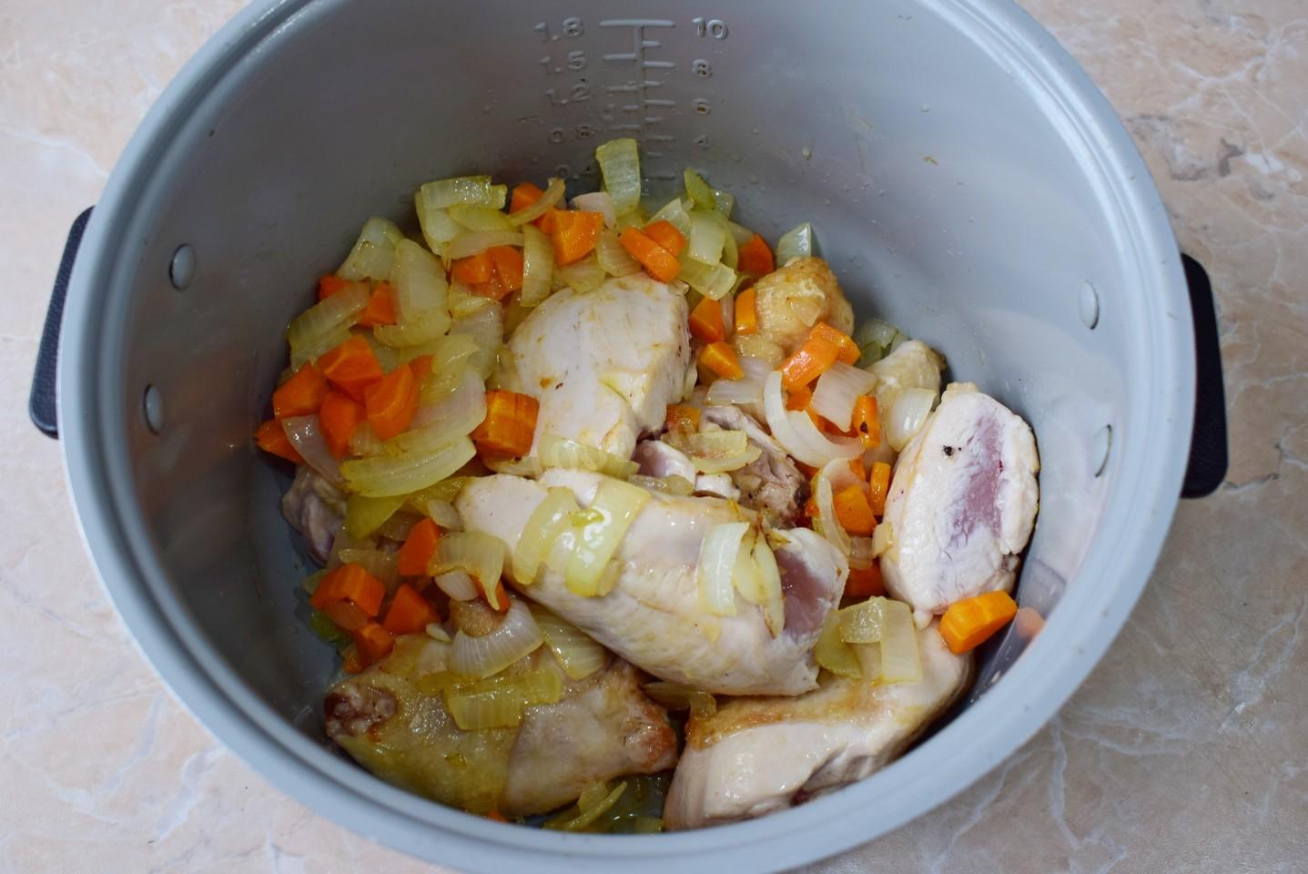 Шаг 4 приготовления Курица тушеная с картошкой в мультиварке