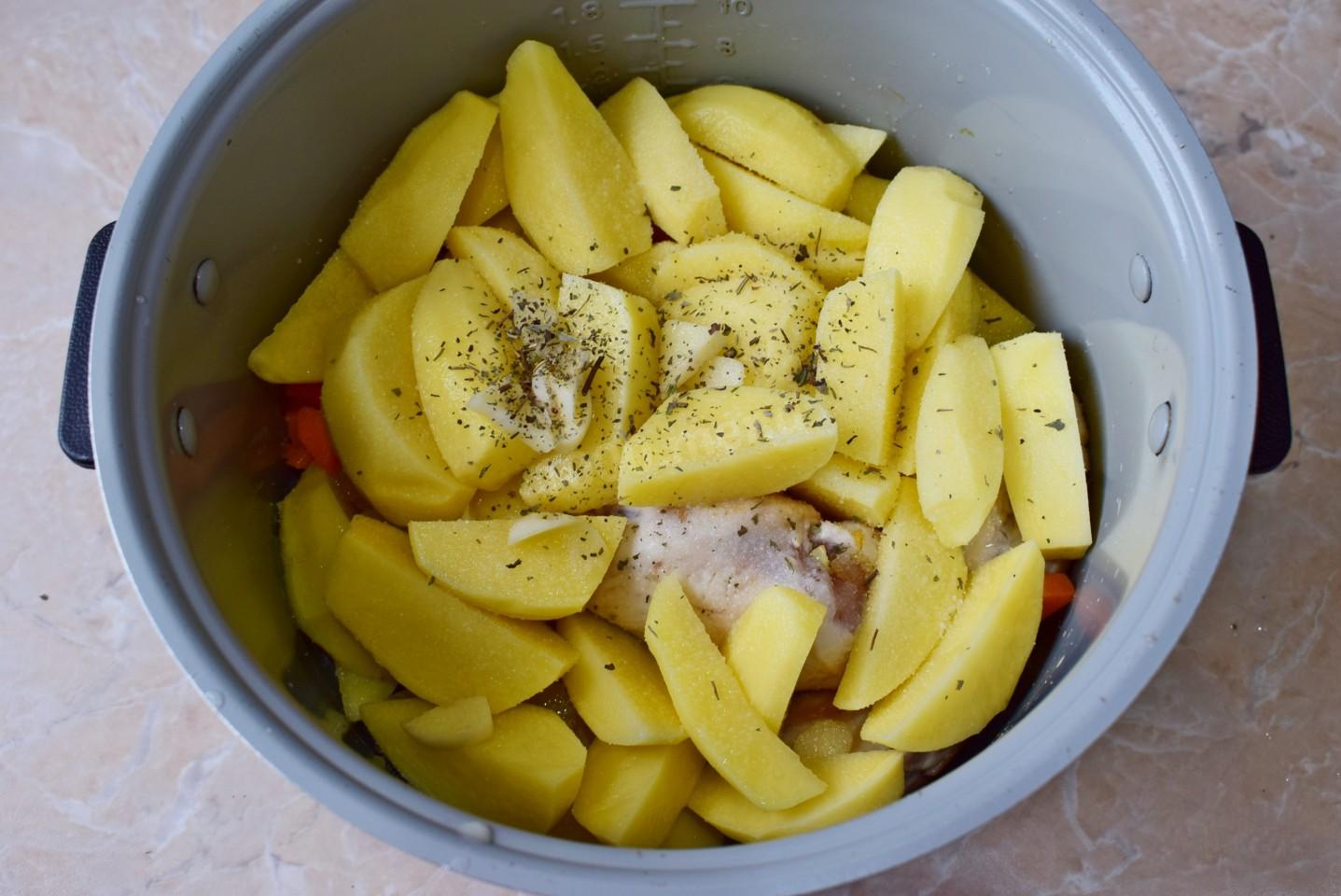 Шаг 5 приготовления Курица тушеная с картошкой в мультиварке
