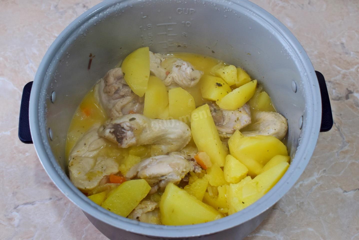 Шаг 6 приготовления Курица тушеная с картошкой в мультиварке