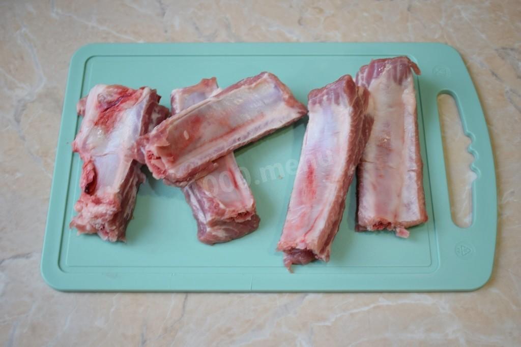 Шаг 1 приготовления Свиные ребрышки с капустой тушеные