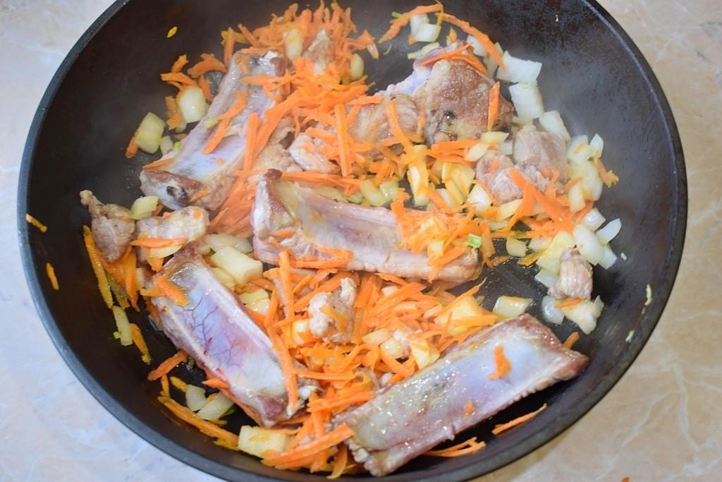 Шаг 4 приготовления Свиные ребрышки с капустой тушеные