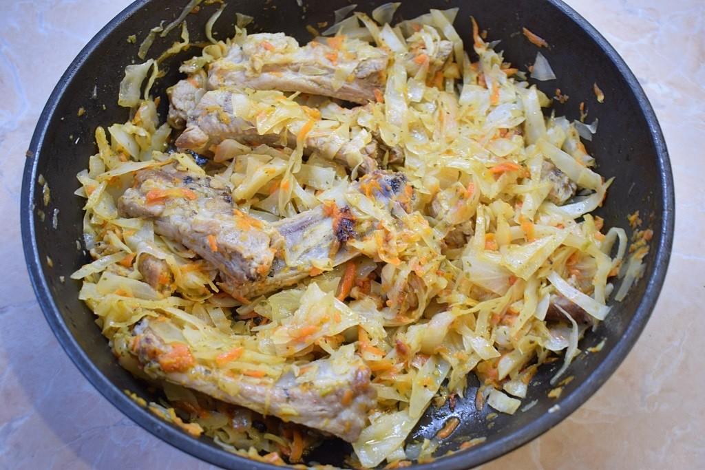 Шаг 7 приготовления Свиные ребрышки с капустой тушеные
