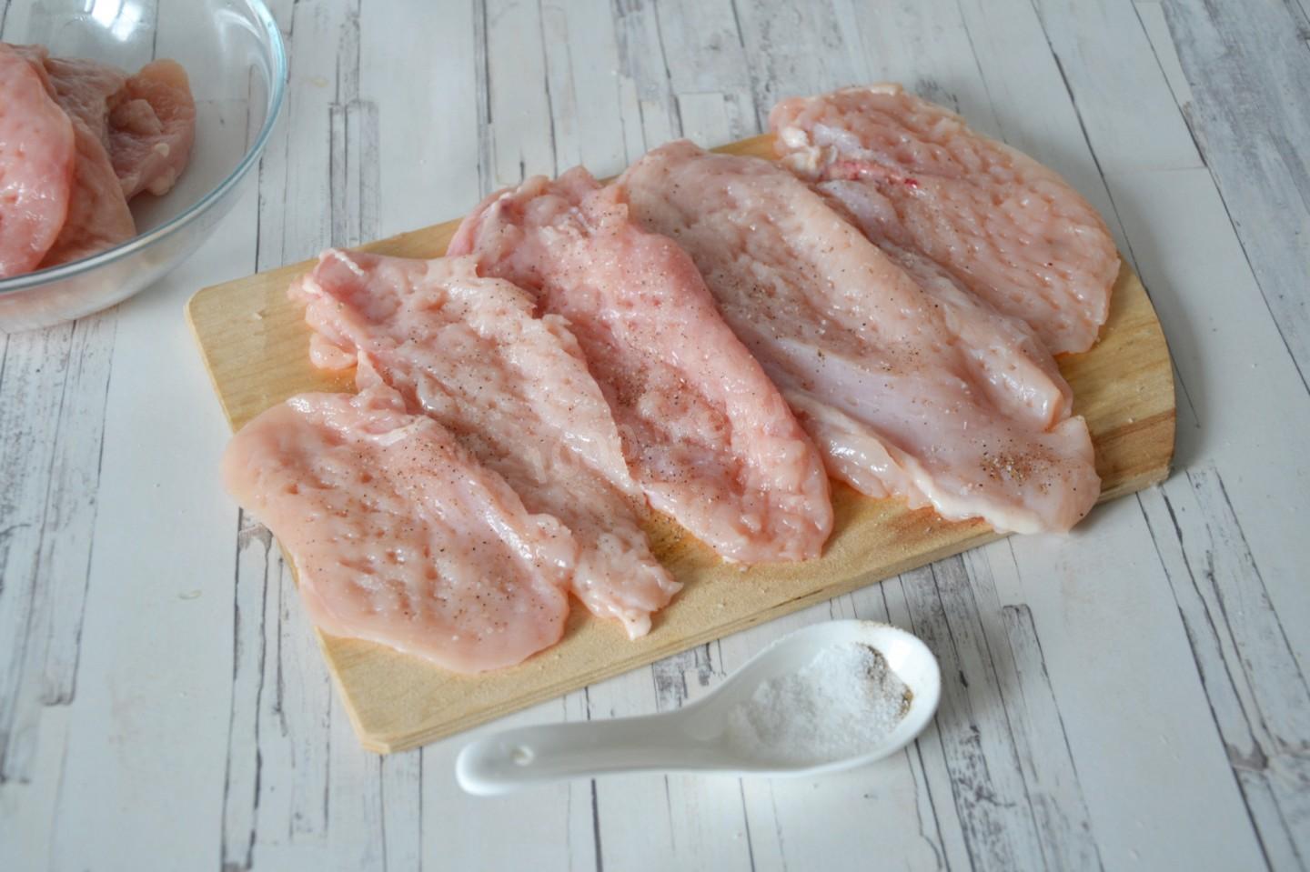 Шаг 4 приготовления Отбивные из куриного филе с сыром