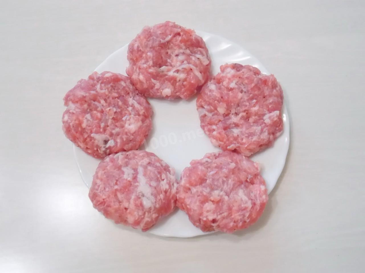 Шаг 4 приготовления Шницель из фарша на сковороде