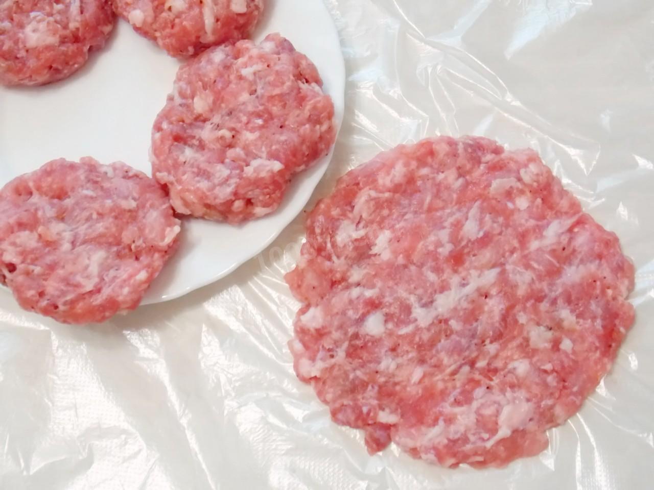 Шаг 5 приготовления Шницель из фарша на сковороде