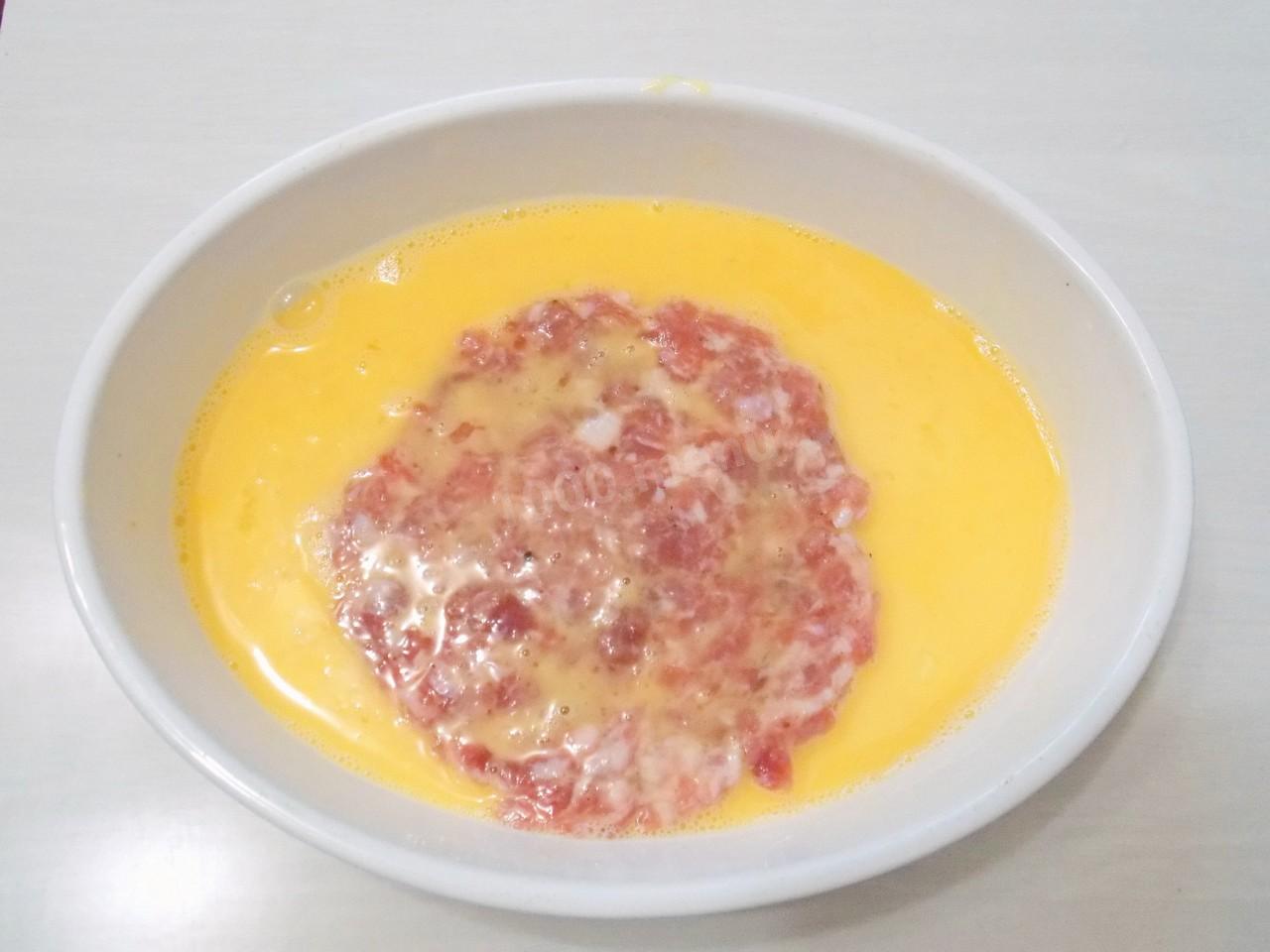 Шаг 7 приготовления Шницель из фарша на сковороде